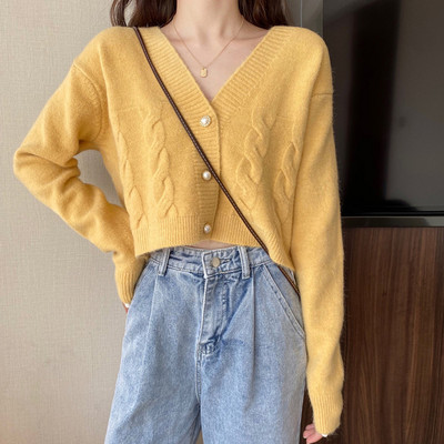 Dabartinis moteriškas trumpas megztinis su sagomis ir V formos iškirpte