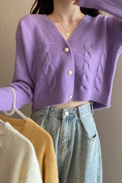 Dabartinis moteriškas trumpas megztinis su sagomis ir V formos iškirpte