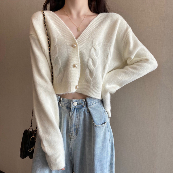 Dabartinis moteriškas trumpas megztinis su sagomis ir V formos iškirpte