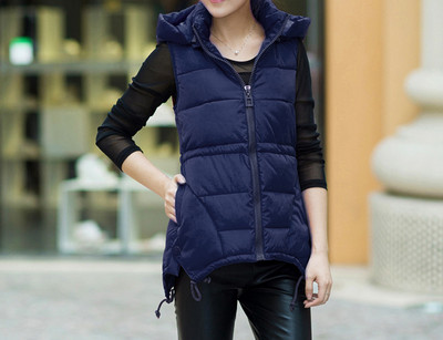 Naiste spordivest taskute ja kapuutsiga