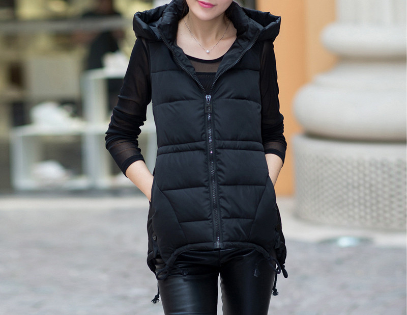 Naiste spordivest taskute ja kapuutsiga