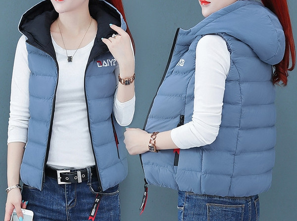 Moodne naiste vest kapuutsi ja lukuga