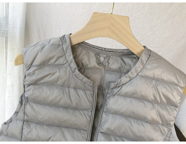 Naiste vabaaja vest ümara kaelusega ja lukuga