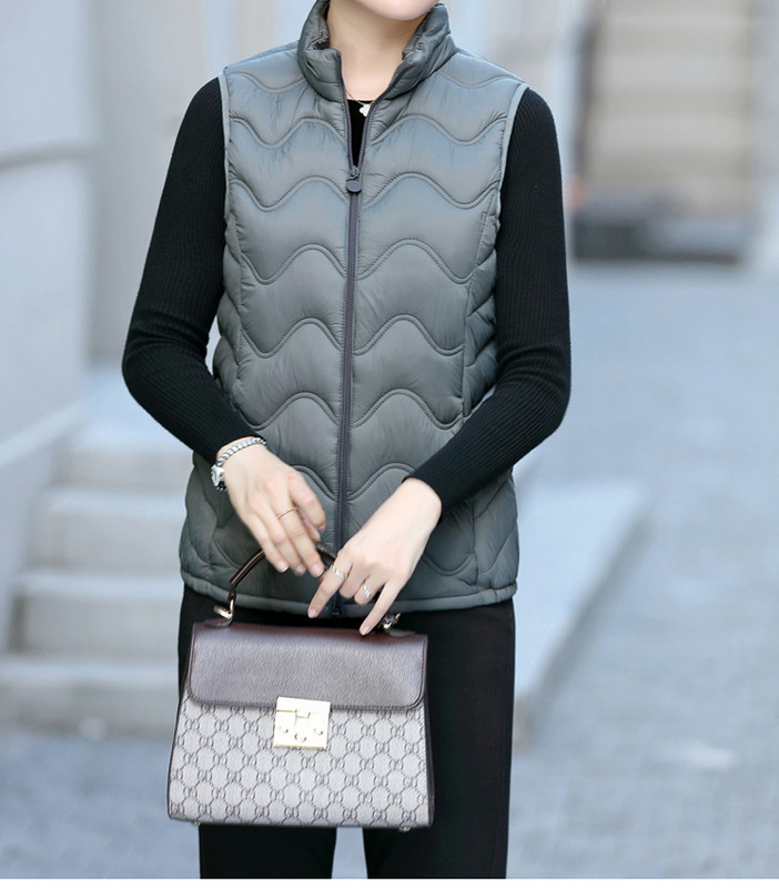 Naiste kerge vestiga sirge tõmblukuga mudel