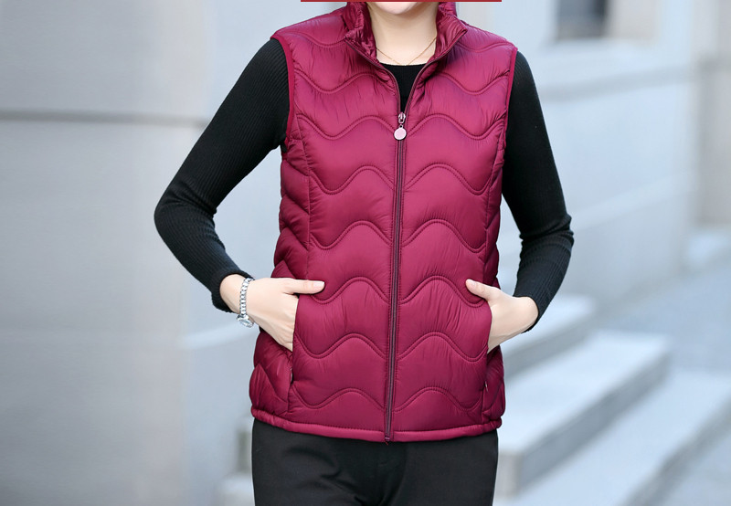 Naiste kerge vestiga sirge tõmblukuga mudel