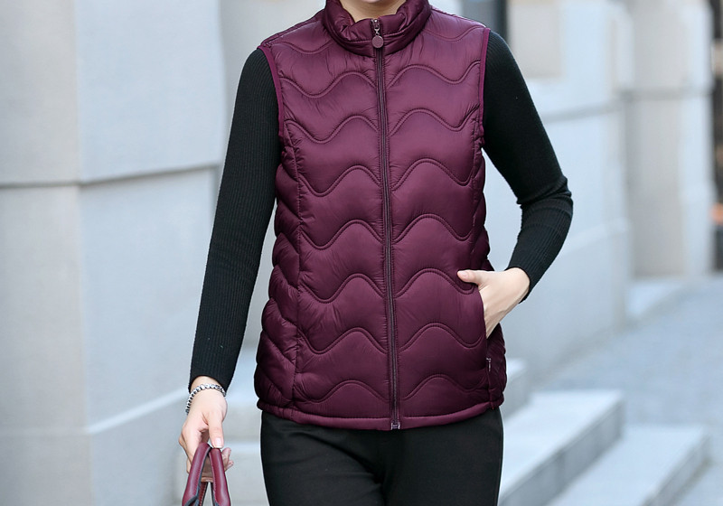 Naiste kerge vestiga sirge tõmblukuga mudel