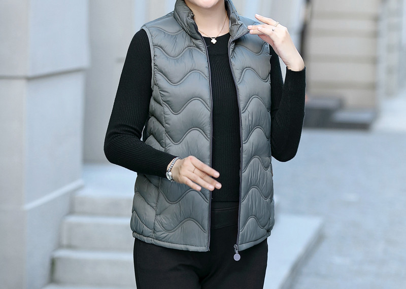 Naiste kerge vestiga sirge tõmblukuga mudel