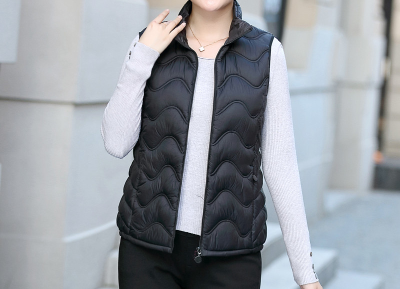 Naiste kerge vestiga sirge tõmblukuga mudel