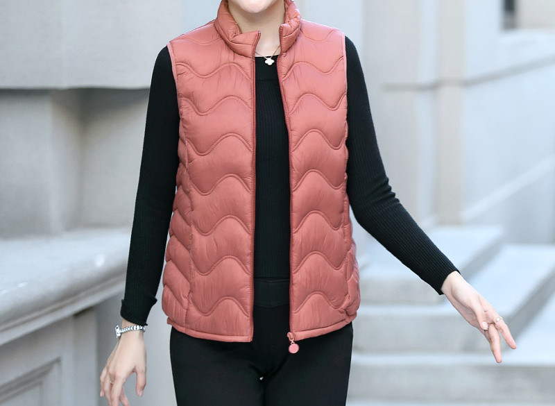 Naiste kerge vestiga sirge tõmblukuga mudel