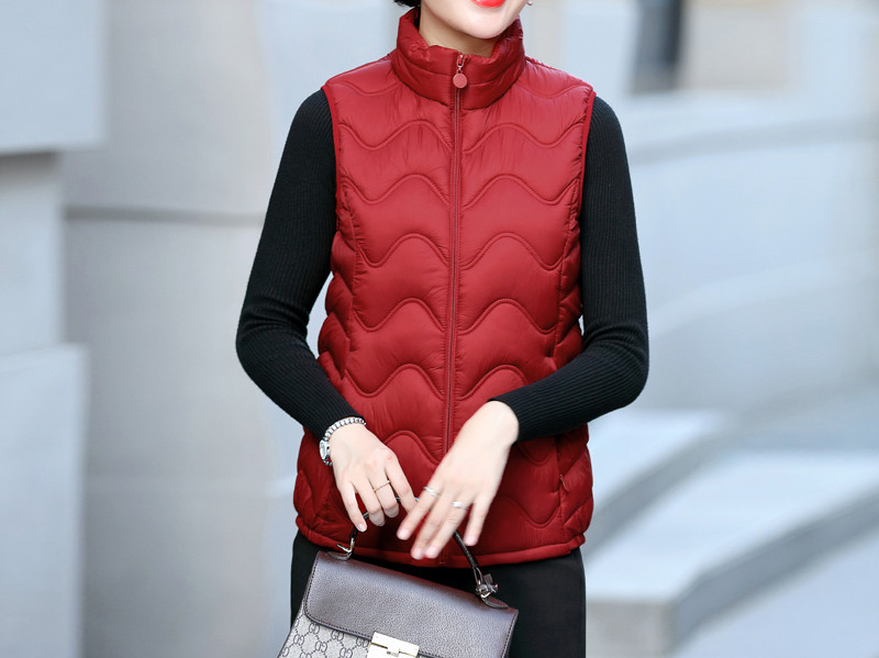 Naiste kerge vestiga sirge tõmblukuga mudel