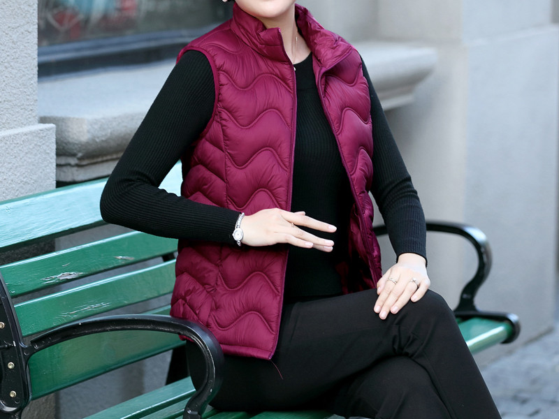 Naiste kerge vestiga sirge tõmblukuga mudel