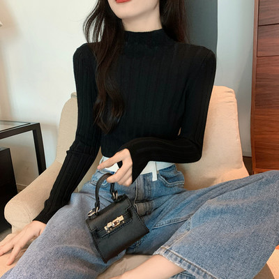 Stilingas moteriškas megztinis ilgomis rankovėmis prigludęs modelis