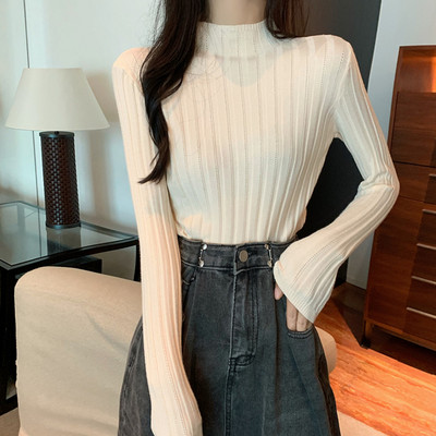 Stilingas moteriškas megztinis ilgomis rankovėmis prigludęs modelis