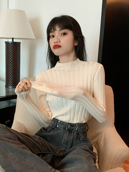 Stilingas moteriškas megztinis ilgomis rankovėmis prigludęs modelis