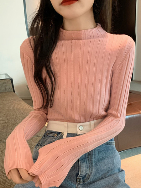 Stilingas moteriškas megztinis ilgomis rankovėmis prigludęs modelis