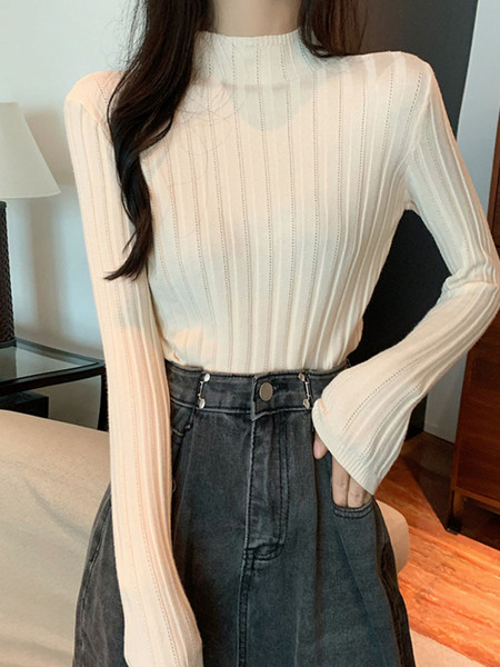 Stilingas moteriškas megztinis ilgomis rankovėmis prigludęs modelis