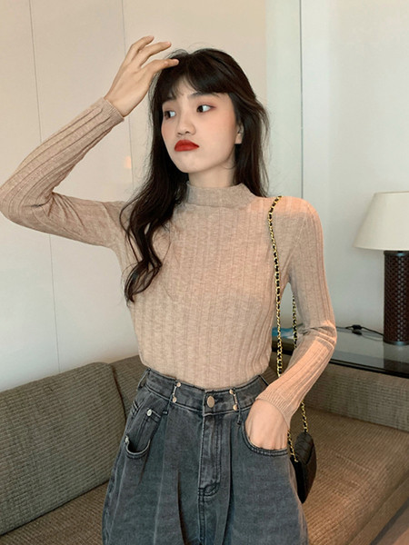 Stilingas moteriškas megztinis ilgomis rankovėmis prigludęs modelis