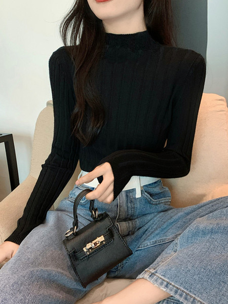 Stilingas moteriškas megztinis ilgomis rankovėmis prigludęs modelis