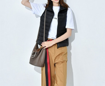 Mitmes värvitoonis vabaaja naiste vest kapuutsi ja lukuga