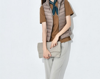 Mitmes värvitoonis vabaaja naiste vest kapuutsi ja lukuga