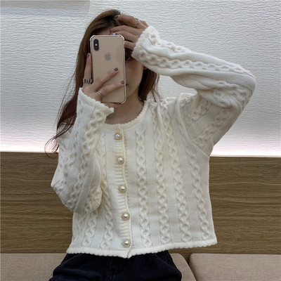 Šiuolaikinė moteriška liemenė su ovalia iškirpte ir sagomis