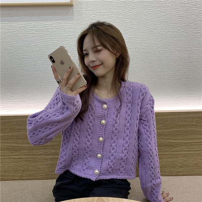 Šiuolaikinė moteriška liemenė su ovalia iškirpte ir sagomis