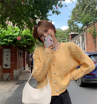 Šiuolaikinė moteriška liemenė su ovalia iškirpte ir sagomis