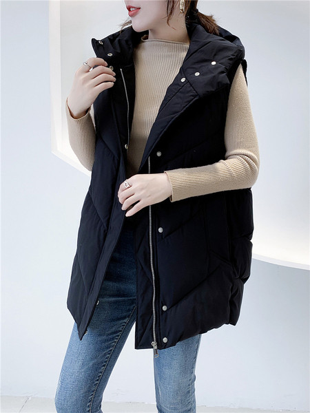 Juoda moteriška liemenė su gobtuvu ir kišenėmis