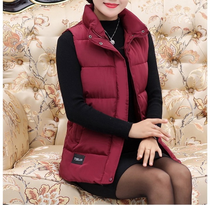 Mitmes värvitoonis lukuga ja taskutega naiste vabaajavest