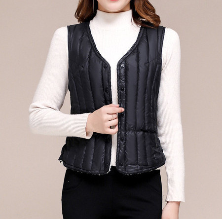 Moteriška laisvalaikio liemenė su špicine iškirpte, kišenėmis ir sagomis