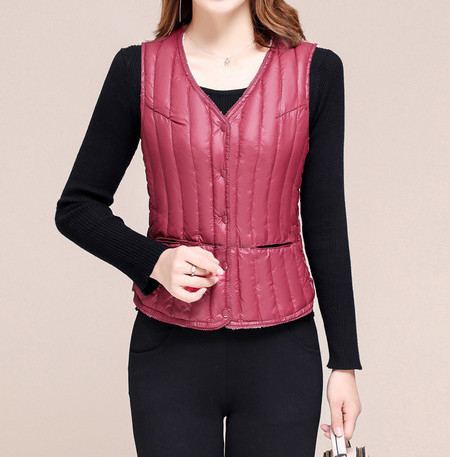 Moteriška laisvalaikio liemenė su špicine iškirpte, kišenėmis ir sagomis