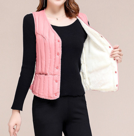 Moteriška laisvalaikio liemenė su špicine iškirpte, kišenėmis ir sagomis