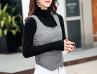 Moteriška laisvalaikio liemenė su kvadratine iškirpte ir sagomis