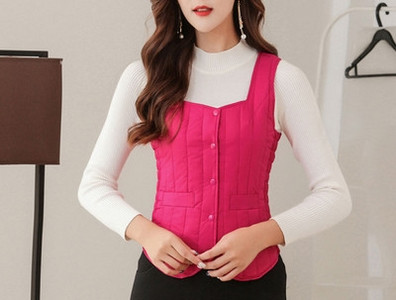 Moteriška laisvalaikio liemenė su kvadratine iškirpte ir sagomis