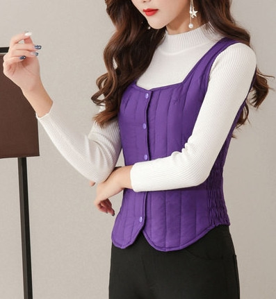 Moteriška laisvalaikio liemenė su kvadratine iškirpte ir sagomis