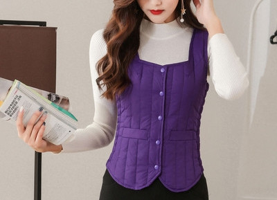 Moteriška laisvalaikio liemenė su kvadratine iškirpte ir sagomis