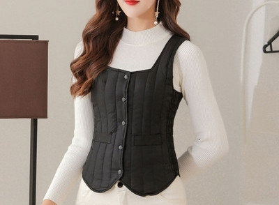 Moteriška laisvalaikio liemenė su kvadratine iškirpte ir sagomis