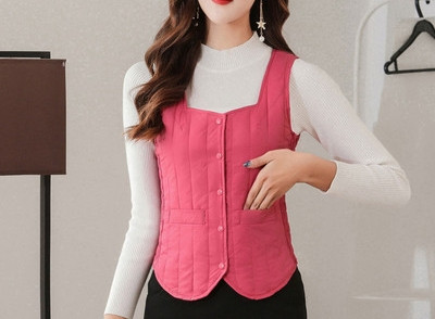 Moteriška laisvalaikio liemenė su kvadratine iškirpte ir sagomis