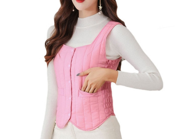 Moteriška laisvalaikio liemenė su kvadratine iškirpte ir sagomis