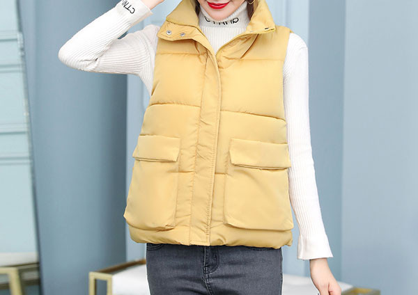 Ženski zimski prsluk s visokim ovratnikom i patentnim zatvaračem