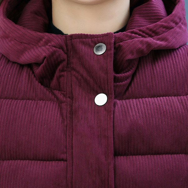 Moteriška velvetinė liemenė su siuvinėjimu ir gobtuvu