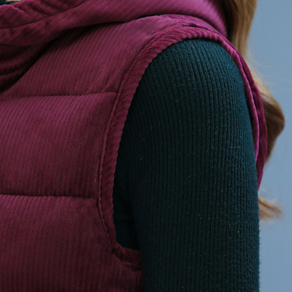 Moteriška velvetinė liemenė su siuvinėjimu ir gobtuvu