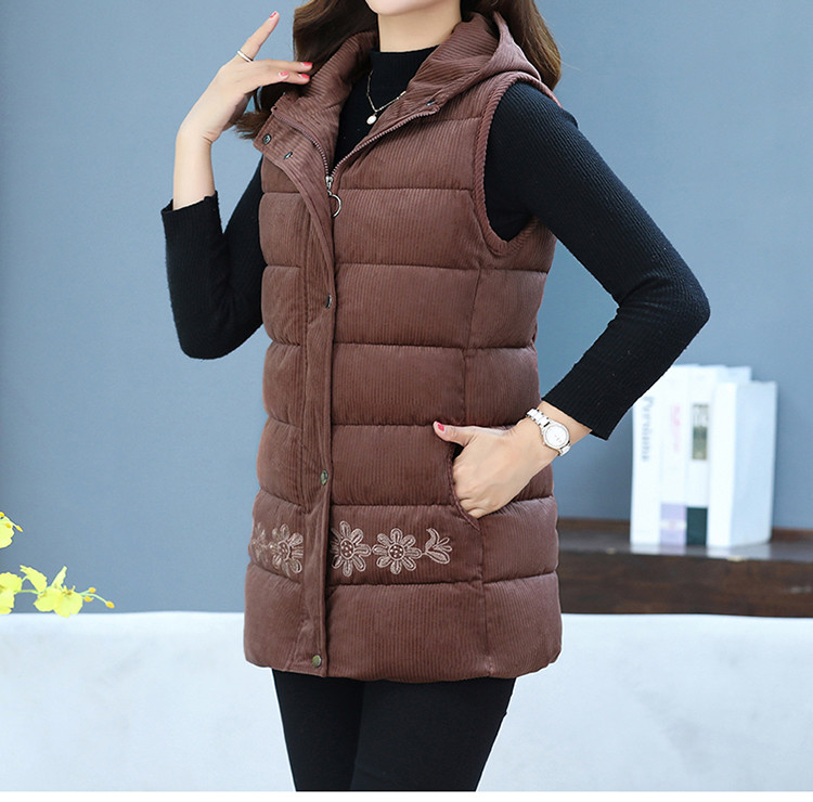 Moteriška velvetinė liemenė su siuvinėjimu ir gobtuvu