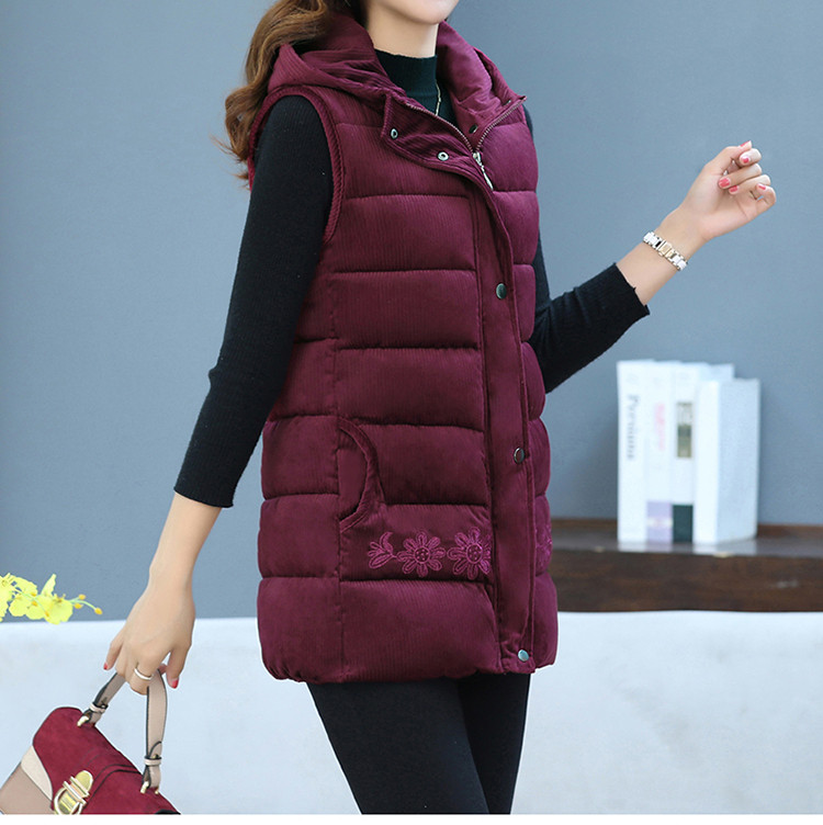 Moteriška velvetinė liemenė su siuvinėjimu ir gobtuvu