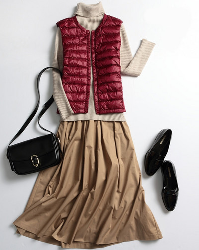 Naiste vabaaja vest ovaalse kaelusega ja mitmes värvitoonis nööpidega