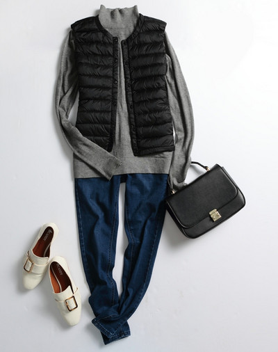 Naiste vabaaja vest ovaalse kaelusega ja mitmes värvitoonis nööpidega