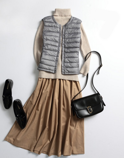 Naiste vabaaja vest ovaalse kaelusega ja mitmes värvitoonis nööpidega