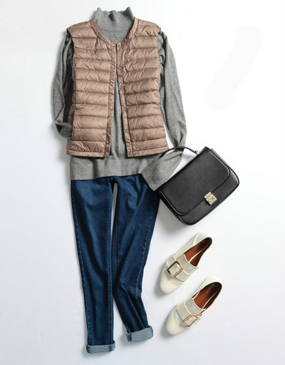 Naiste vabaaja vest ovaalse kaelusega ja mitmes värvitoonis nööpidega