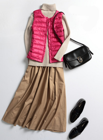 Naiste vabaaja vest ovaalse kaelusega ja mitmes värvitoonis nööpidega