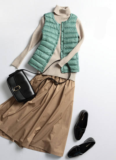 Naiste vabaaja vest ovaalse kaelusega ja mitmes värvitoonis nööpidega